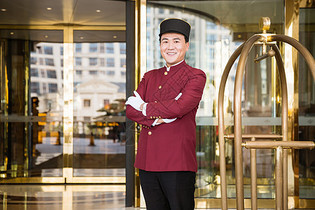 专业酒店管理服务人员的接待形象及高清图片下载指南